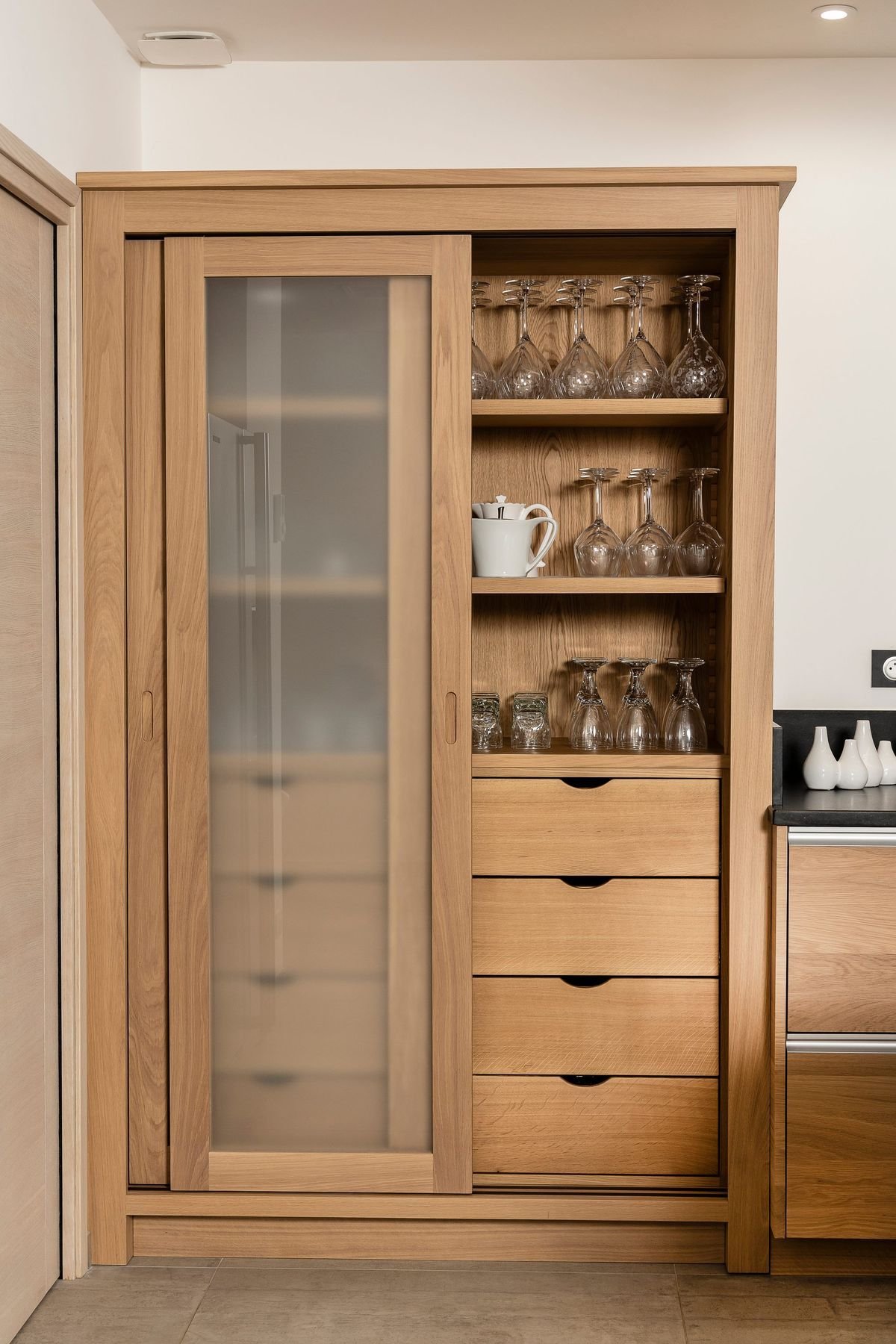 Armoire bois moderne et rustique sur mesure - Cuisines PEZ